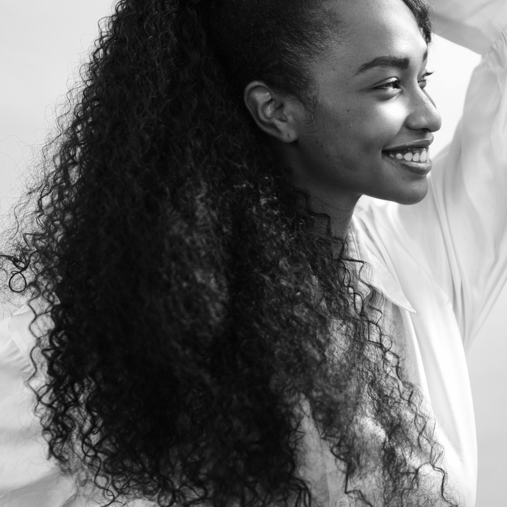 Le Lissage Bouclé : Obtenir des Cheveux Lisses Tout en Conservant du Volume et du Mouvement