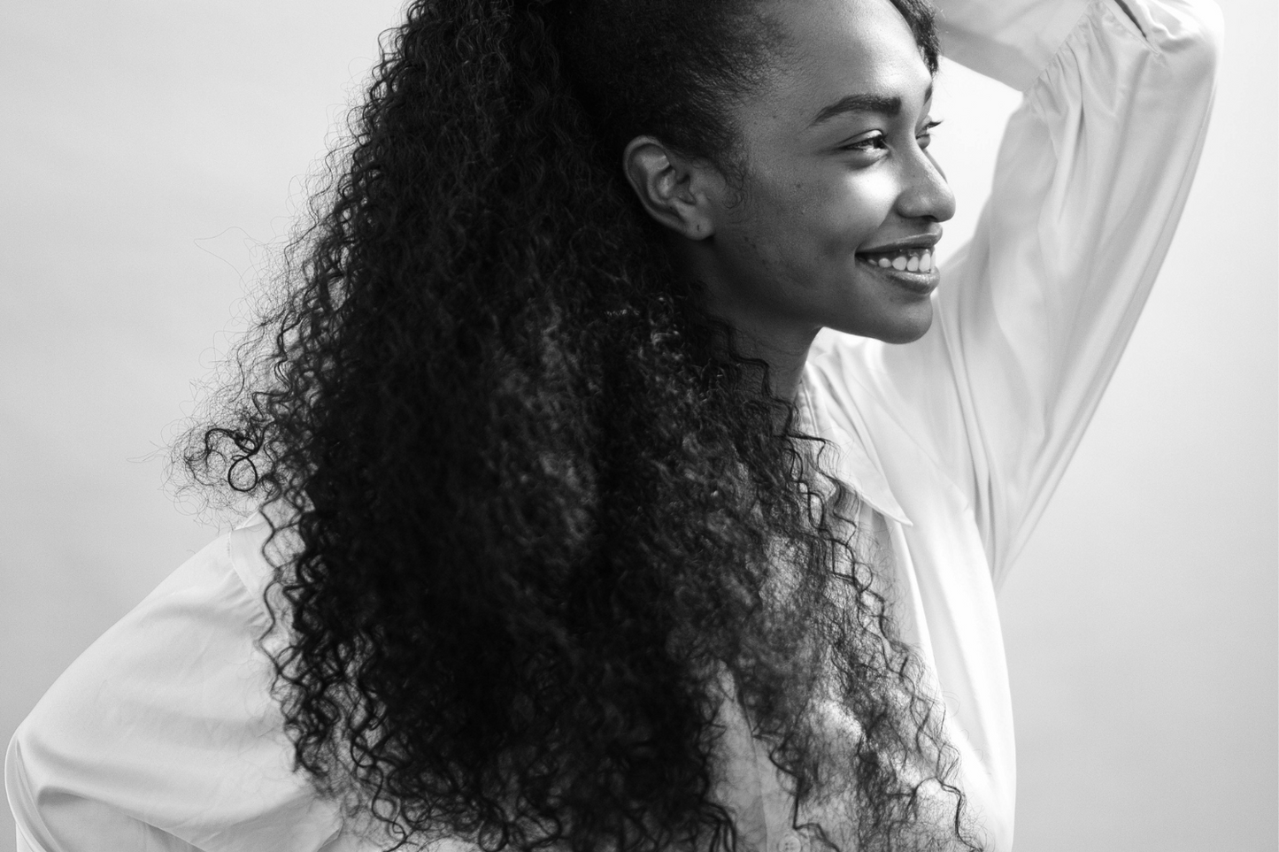 Le Lissage Bouclé : Obtenir des Cheveux Lisses Tout en Conservant du Volume et du Mouvement